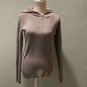Eddie Bauer
MT- Grey Ribbed Sweater